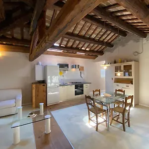 https://incastrum-la-soffitta-in-centro.emilia-romagnahotels.net